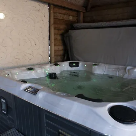 18 Pers. Wellness Bungalow Hotel *